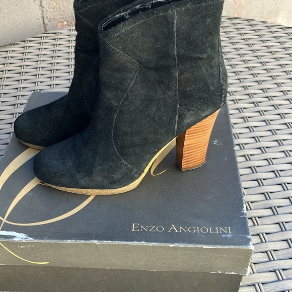 Enzo Angiolini suede boots/w side zippers, small rubber platform. Comfortable! - Picture 9 of 11